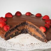 Keto tort czekoladowy z kremem z awokado (Paleo, LowCarb)